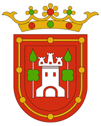 Escudo de Arguedas: castillo de plata almenado de tres torres entre dos pinos, sobre campo de gules y timbrado con corona.